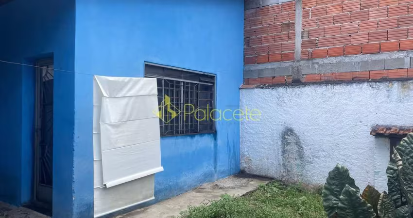 Casa à venda 2 dormitórios e com amplo terreno, Jardim Eloyna, Pindamonhangaba, SP