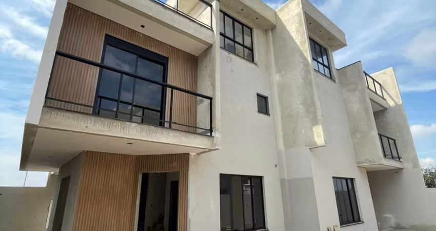 Triplex de frente com excelentes acabamentos