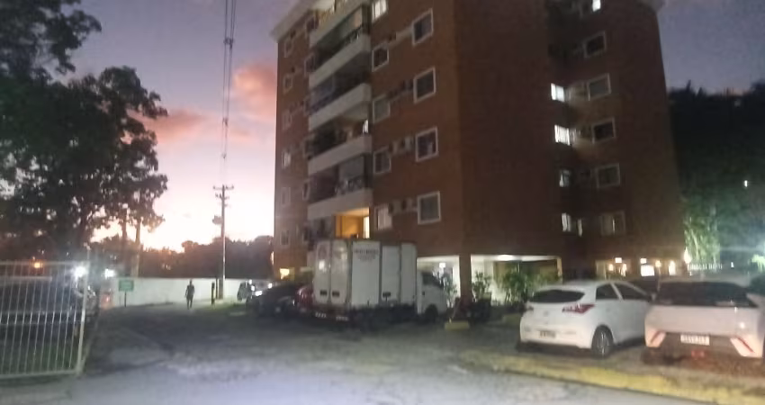 Apartamento no Cordeiro desocupado 3 Qts