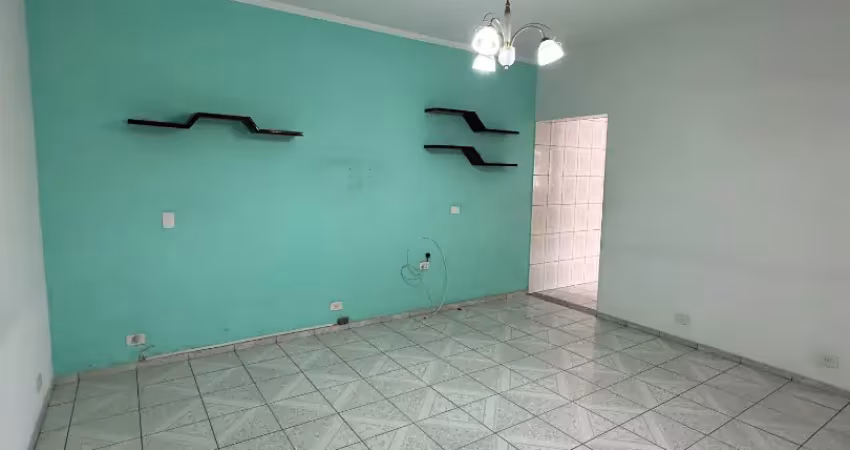 Ótima casa térrea com três dormitórios sendo uma suíte e duas vagas de garagem cobertas