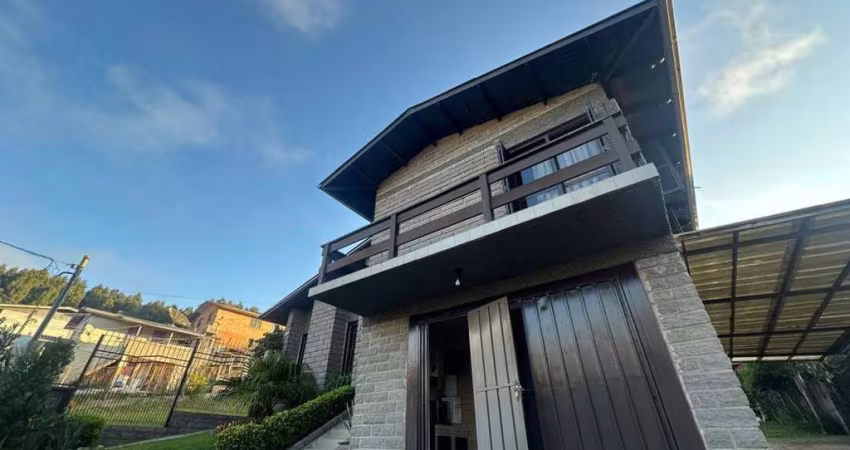 Casa à venda com 3 dormitórios em Caxias do Sul, no bairro Castelo