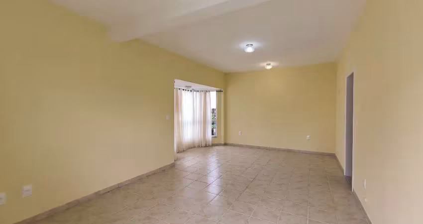 Casa de 2 andares espaçosa no Balneário do Estreito, próximo a Beira-Mar!
