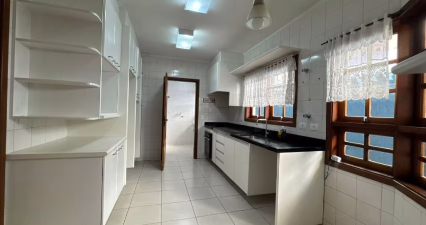 Casa sobrado, 03 dormitórios c/suíte, lavabo, 03 vagas.  Alphaville. Santana de Parnaíba. SP.