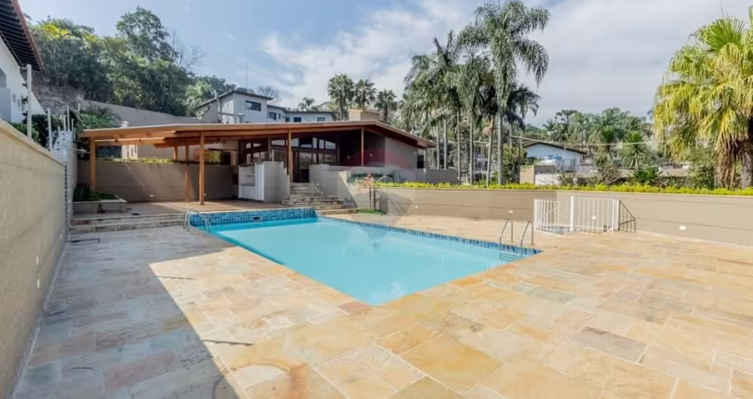 À Venda: Encantadora Casa Térrea, Reformada no Morumbi, Real Parque, com Piscina, Churrasqueira e 8 vagas de garagem.