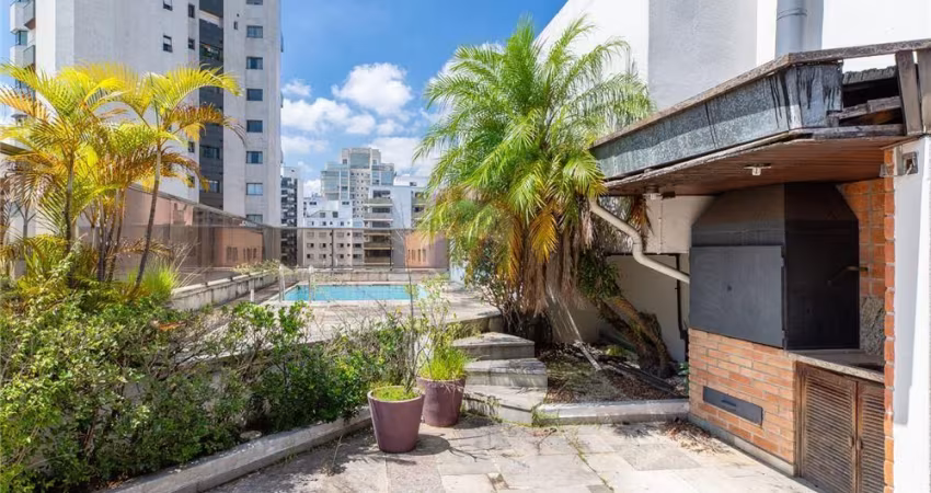 Linda Cobertura em Moema, fora de rota com piscina e churrasqueira.