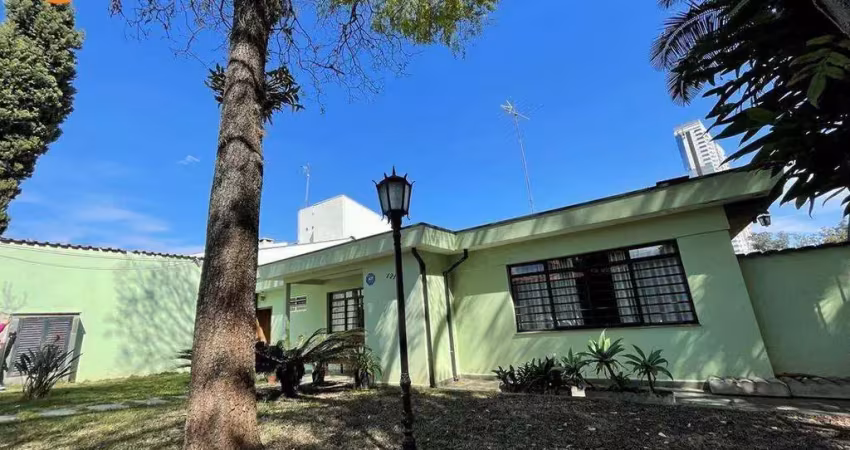 Casa térrea estilo interior  3 dormitórios, 4 banheiros, ampla área verde.