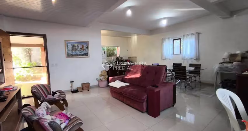 Casa com 3 quartos para alugar na Rua Florisbelo Silva, 38, Sambaqui, Florianópolis
