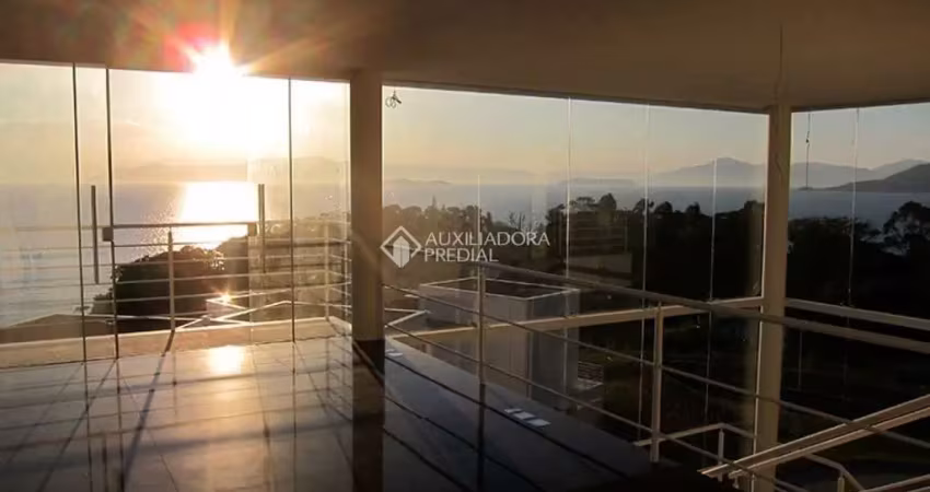 Casa em condomínio fechado com 3 quartos para alugar na Rodovia Haroldo Soares Glavan, 4430, Cacupé, Florianópolis