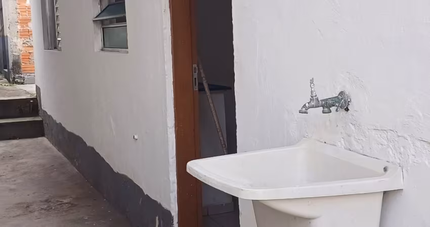 Imóvel casa Fundos com 01 Vaga de Garagem-$ 900,00