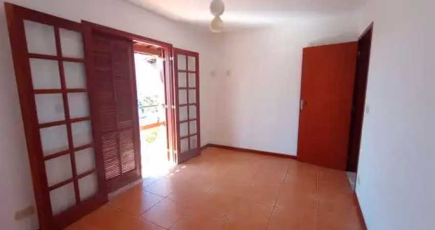 Excelente casa de 2 quartos, reformada, com linda vista da cidade.