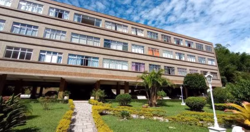 Apartamento de quarto e sala, em boa localização, ensolarado, reformado, prédio com elevador e garagem.