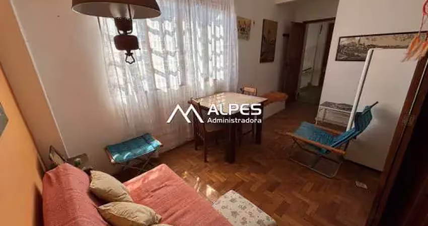 Conjugado dividido em quarto e sala, mobiliado, ensolarado, próximo a faculdade.