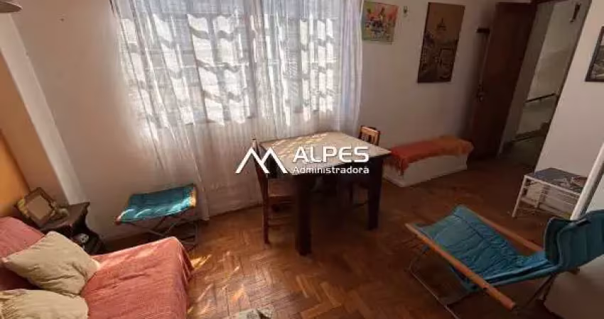 Conjugado dividido em quarto e sala, mobiliado, ensolarado, próximo a faculdade.