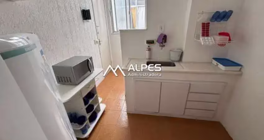 Apartamento quarto e sala, mobiliado, ensolarado, com vista livre e próximo a faculdade.