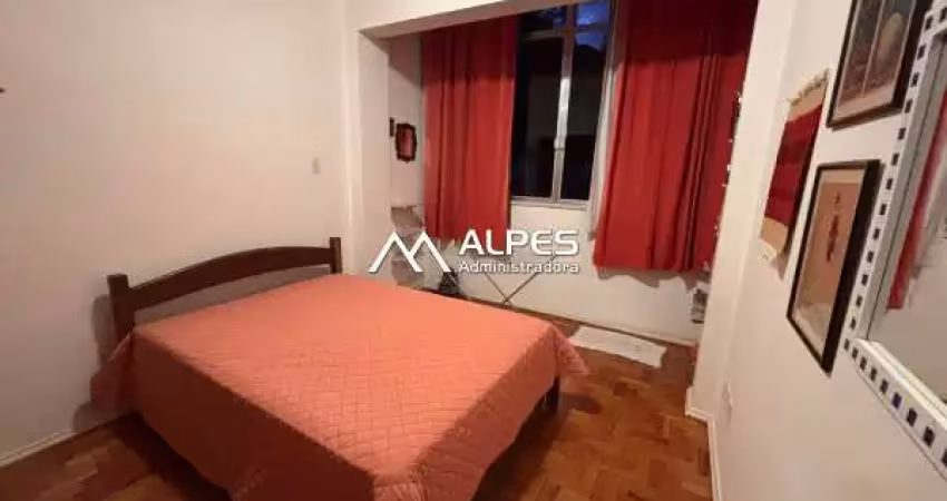 Excelente apartamento dividido em quarto e sala, mobiliado, linda vista, junto ao parque nacional