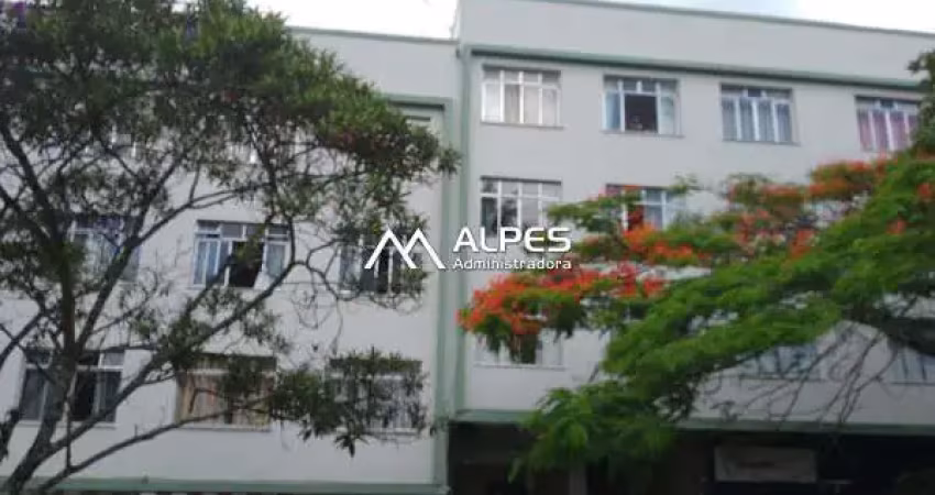 Excelente apartamento quarto e sala mobiliado, próximo a faculdade, com elevador e estacionamento.