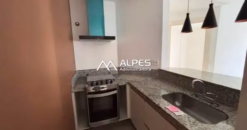 Excelente apartamento amplo, arejado, em ótima localização. condomínio com elevador e garagem.