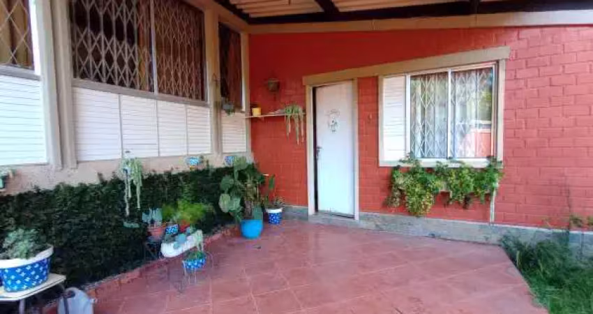 Casa de 2 quartos, mobiliada, ampla varanda, lugar tranquilo, condomínio com lazer e estacionamento.
