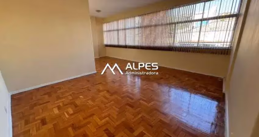 Excelente apartamento, com vista livre e ensolarado no centro da cidade. com 3 quartos (1 suíte), ampla sala, área de serviço completa e elevador.