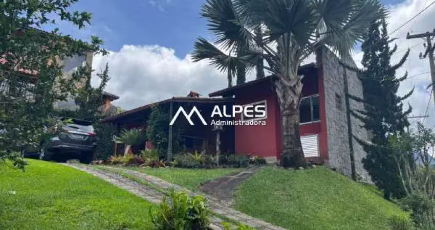 Excelente casa em condomínio, localizada em vargem grande, mobiliada, com muito verde, quintal, e garagem.