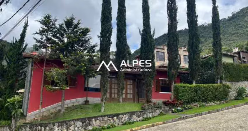 Excelente casa em condomínio, localizada em vargem grande, mobiliada, com muito verde, quintal, e garagem.