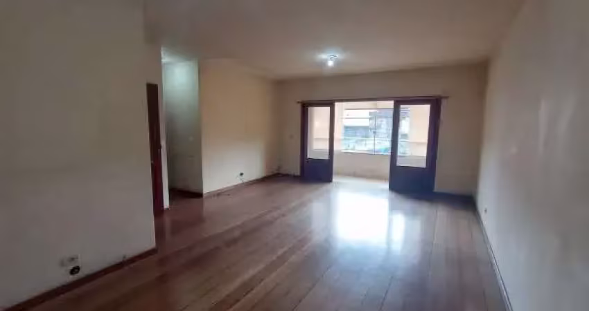 Apartamento estilo casa, de frente, com 2 quartos, varanda fechada, garagem e espaço terrário com jardim.