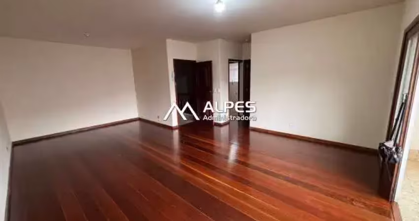 Apartamento estilo casa, de frente, com 2 quartos, varanda fechada, garagem e espaço terrário com jardim.