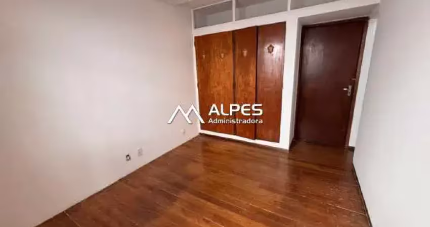 Excelente apartamento conjugado, semi mobiliado, próximo a faculdade, mercados e restaurantes.