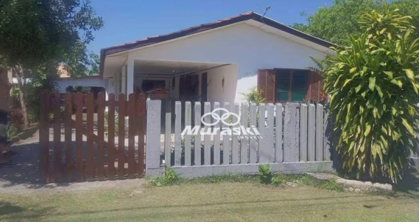 Ótima casa com 3 quartos em terreno com 534 m2 localizada a apenas 3 quadras da praia .
