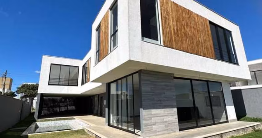 Viva com segurança, conforto e liberdade em um dos condomínios mais exclusivos de Juiz de Fora! Casa com 4 quaros à venda no Residencial Alvim.