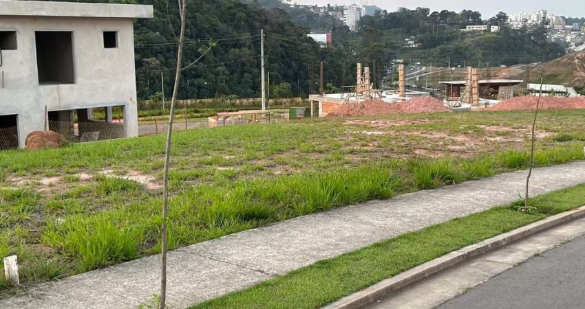 Lote à venda no Condomínio fechado Estrela Alta.
