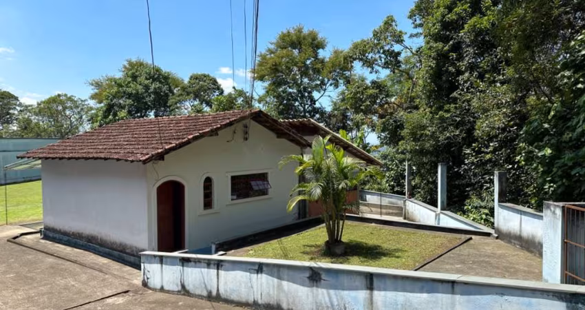 Um refúgio perfeito pra deixar a cidade pra trás, e o sossego pra dentro. Granja à venda no Parque Alt em Juiz de Fora.