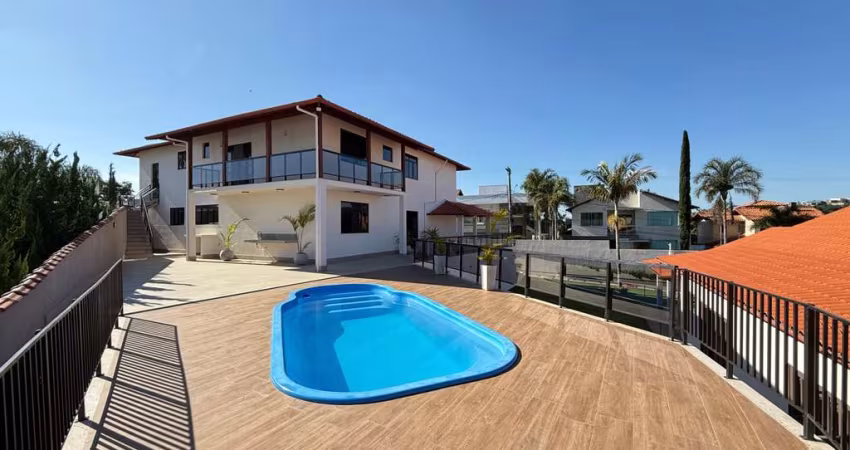 Uma casa que representa tudo o que você sempre quis: espaço, elegância e liberdade! Casa 4 quaros à venda no Spina Ville.