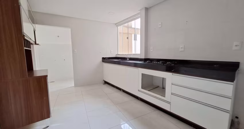 Apartamento reformado, espaçoso e em localização privilegiada no Bairu!