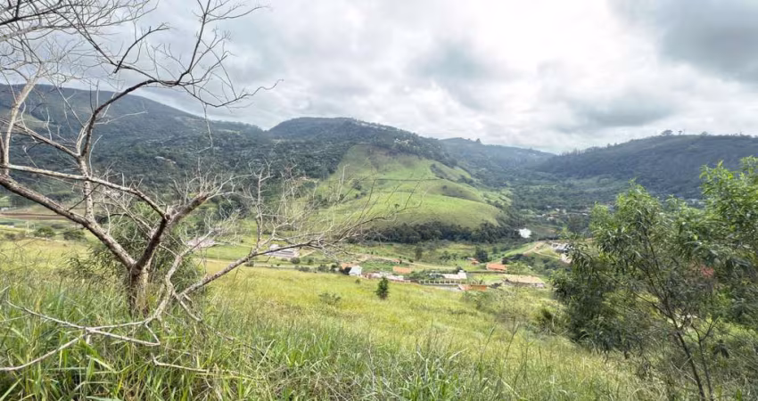 Viva rodeado pela natureza, com segurança e liberdade para construir o lar dos seus sonhos!  Terreno à venda no Condomínio Világio da Serra