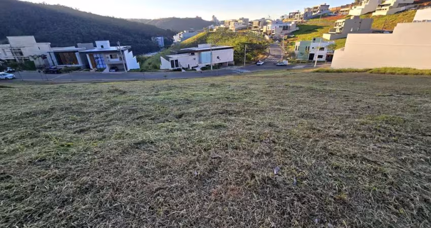 Terreno leve declive à venda no condomínio estrela alta.  a base perfeita para o seu novo lar!