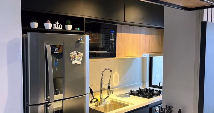 Apartamento mobiliado, 2 quartos sendo uma suíte e vaga coberta
