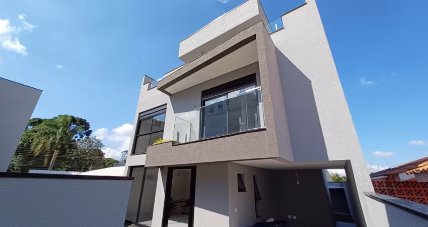 Excelente sobrado com 3 quartos, churrasqueira e 5 vagas de garagem em Santa Felicidade
