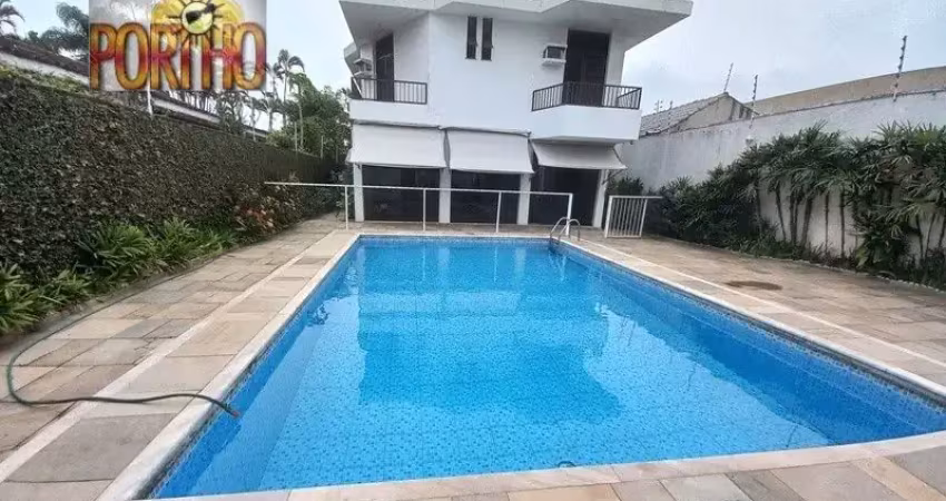 Casa na enseada em excelente estado de conservação!