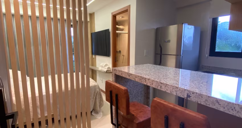 Lindo Studio com varanda no Caminho das Árvores c