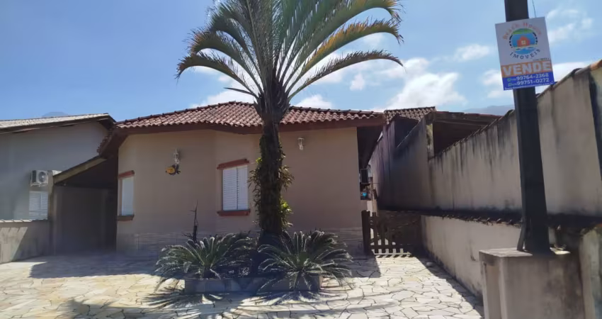 Casa térrea com 3 dormitórios e piscina condominio morada da praia