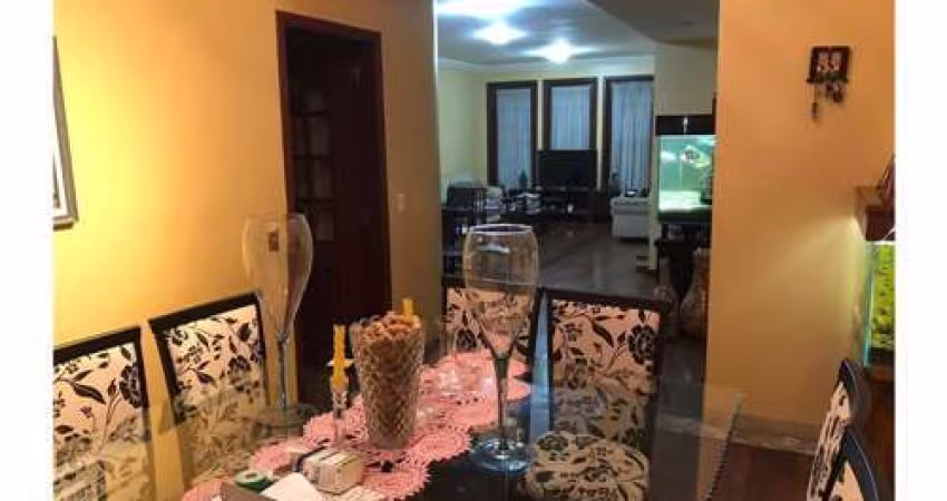 Funcional casa tipo para venda com 3 quartos, sendo 3 suítes, 180m²