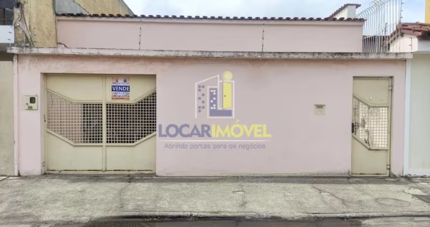 Casa solta a venda de 4/4 sendo uma suíte no Centro de Vitória da Conquista, BA