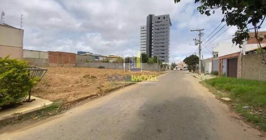 Atenção investidores! Terreno Plano em rua Asfaltada à Venda, em Bairro Candeias, próximo a Av. Olí