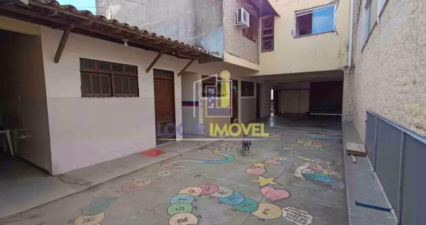 Conjunto comercial para locação com 6 salas, 3 banheiros, pátio grande no alto maron, vitória da co
