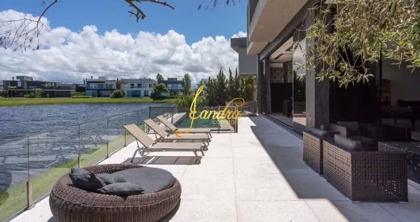 Sobrado Com 06 suítes Beira Lago, mobiliado e decorado com piscina em concreto aquecida