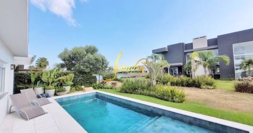 Casa térrea no Enseada com piscina aquecida e 4 suítes