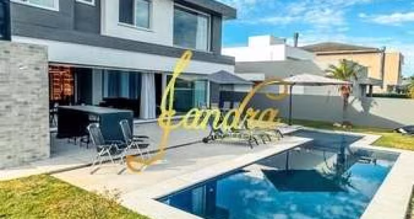 Lindo sobrado em condomínio fechado com piscina com 05 suítes