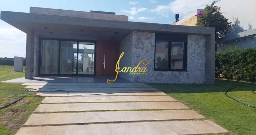 Casa térrea com 4 suítes e beira de lago