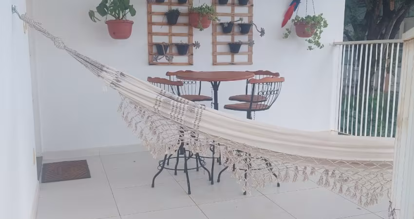 CASA JDIM MOSTEIRO. Ampla de bairro em rua sem saída, silêncio! 15 min. do centro.